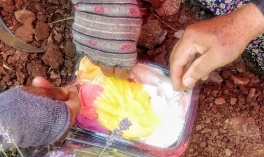 Lavanta Tarlasına Para Bırakıp Giden Adamın Yazdığı Mesaj Duygulandırdı!