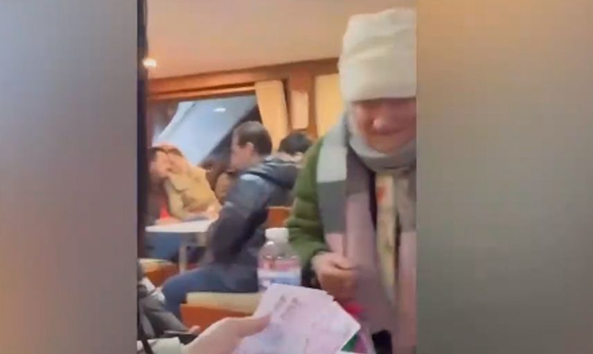 İyi insanlar hala var! Bir turist örgü lif satan yaşlı kadına 75 lira yerine 1750 lira ödeyince... O anlar viral oldu!