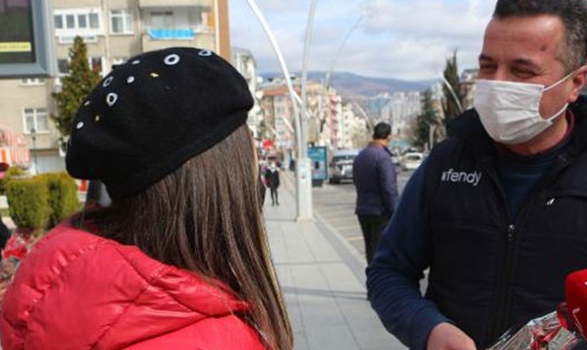 Kadın Cinayeti İşlenmeyen Şehirde Erkeklere Karanfil Dağıtıldı