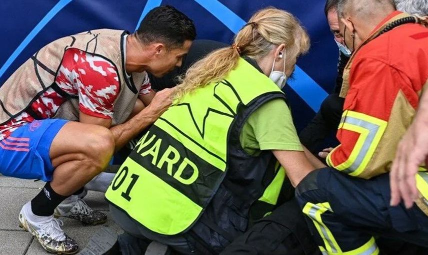 Cristiano Ronaldo Maçtan Önce Yaraladığı Saha Görevlisi Kadına Yardım Etti!