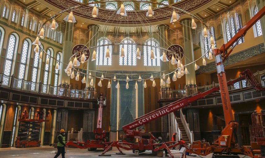 Taksim Camii’sinin Dev Avizesi Takıldı