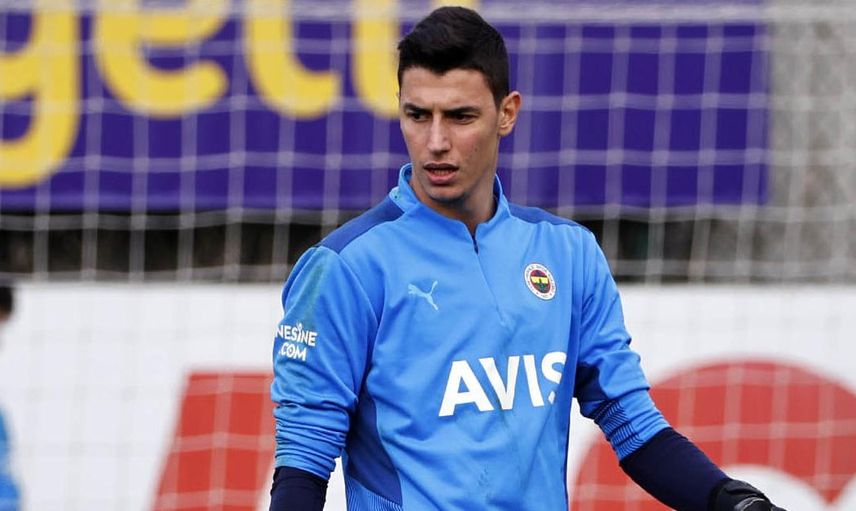 İtalyan devi Roma Fenerbahçeli Berke Özer'i transfer ediyor!