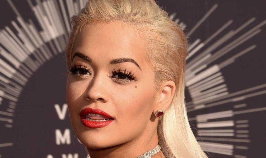 Dünyaca ünlü şarkıcı Rita Ora’nın sahil pozları ateş ediyor! Minicik bikinisiyle sere serpe çektirdiği fotoğraflar olay oldu