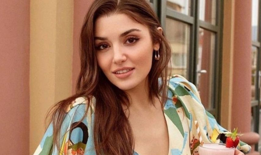 Şehit haberleri evlere ateş gibi düşerken Hande Erçel'in Noel pozları tepki çekti!