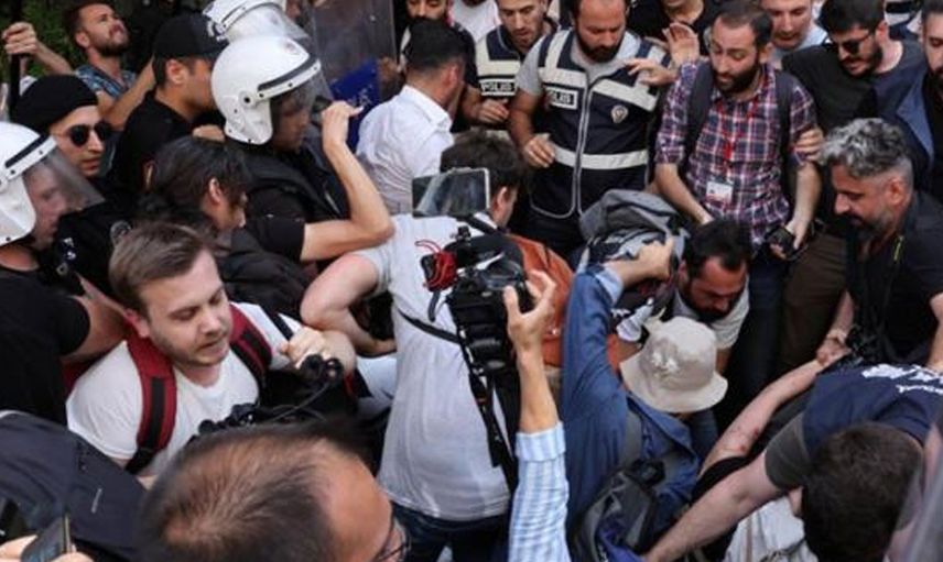 Taksim'de gerçekleştirilen LGBT yürüyüşüne izin verilmeyince polisler ve vatandaşlar arasında gerginlik yaşandı