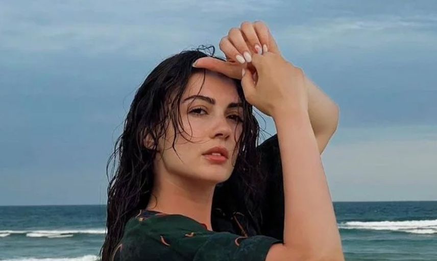 Burcu Özberk pozlarıyla rakiplerini ezdi geçti! Şezlongda sere serpe uzanan güzel oyuncu görenlerin aklını başından aldı