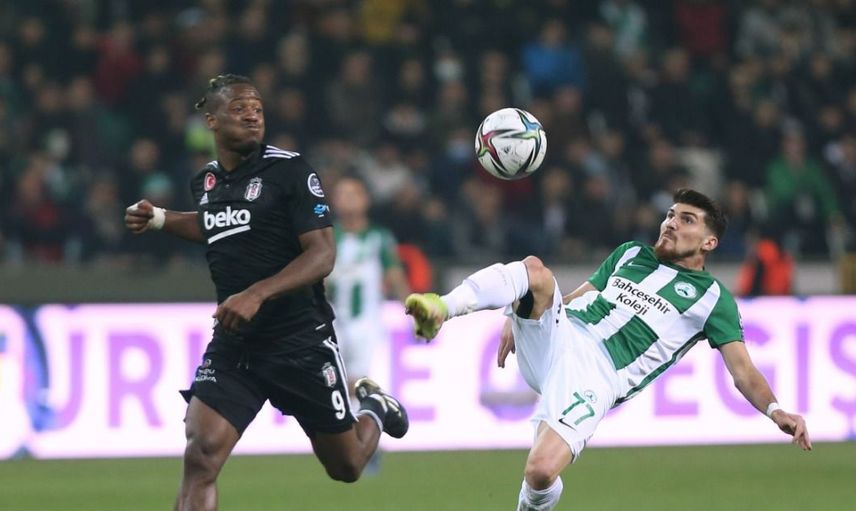 Erman Toroğlu, Beşiktaşlı futbolcuların Giresunspor maçında artistlik yaptığını söyledi. Taraftarlar kendisine tepki gösterdi