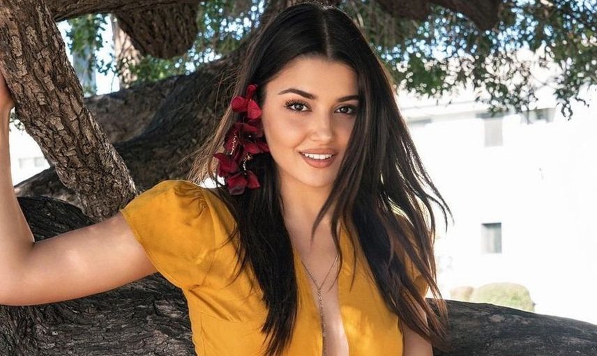 Şehit haberleri evlere ateş gibi düşerken Hande Erçel'in Noel pozları tepki çekti!