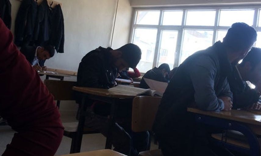 İki lise öğrencisi sınıfın ortasında Kur'an-ı Kerim’i tekmelediler: O görüntülere tepkiler çığ gibi büyüyor 