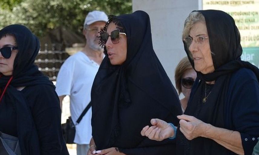 Asena'nın acı günü! Ünlü isim babasını kaybetti cenazede ayakta durmakta güçlük çekti