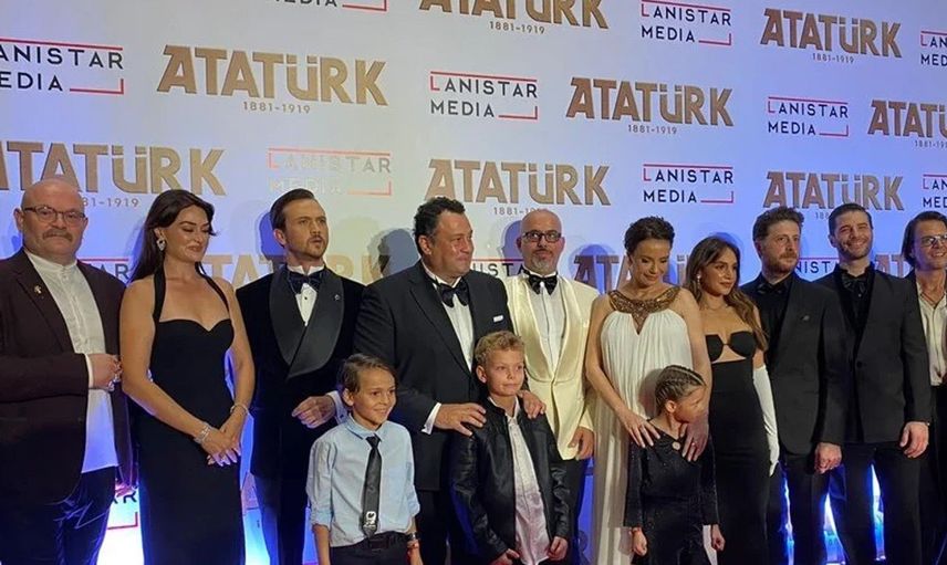 Aras Bulut İynemli’nin galadaki hareketleri olay oldu: Robota benzetildi