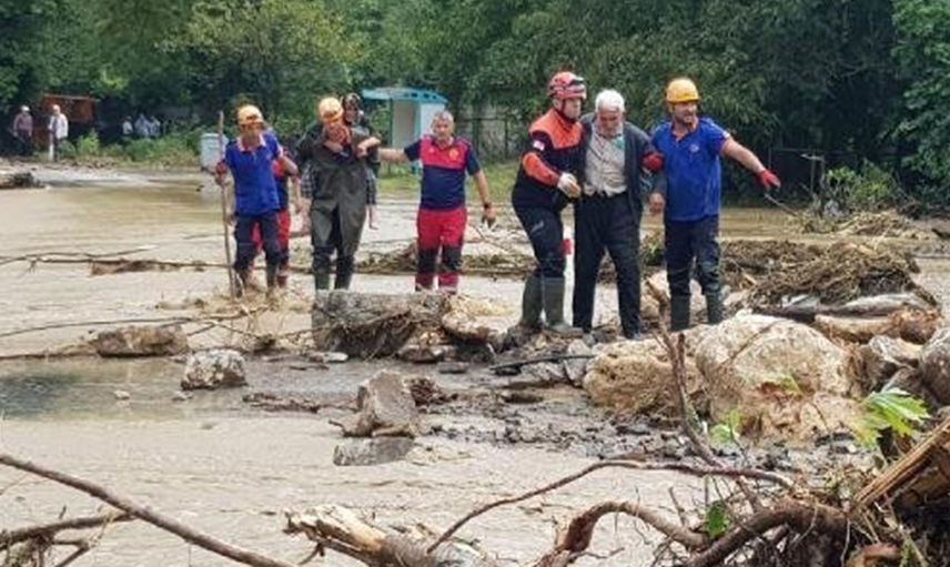 AFAD Görevlisi Selde Mahsur Kalan Yaşlı Kadını Sırtında Taşıyarak Kurtardı