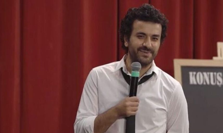 Hasan Can Kaya konuğuna öyle bir şey söyledi ki ortalık yıkıldı! Dekoltesini görünce dayanamadı… Seni ve silikonlarını sahneye alalım!