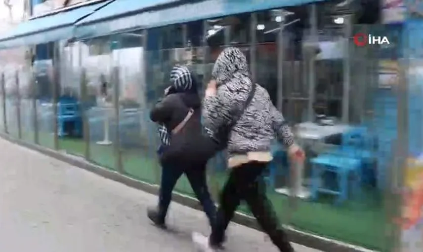 Dilenciler İle Genç Adam Arasında Taciz Krizi!