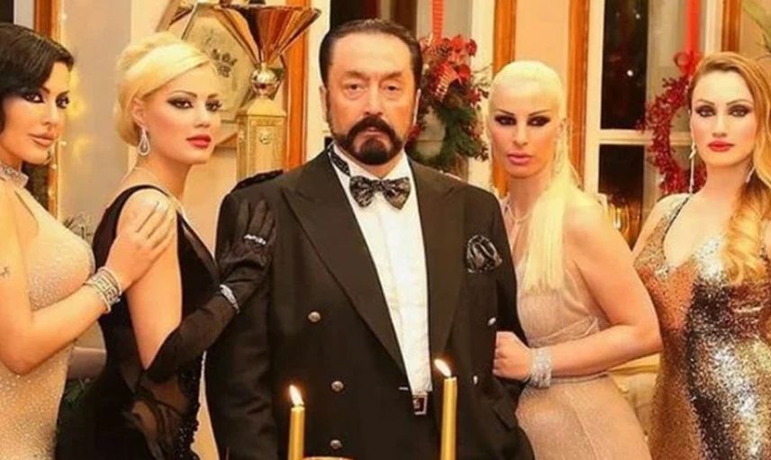 Adnan Oktar'la ilgili yayınlanan Kedicikler belgesi çok konuşuldu! Her detayı ayrı mide bulandırıcı... Bacak arasında 30 kilo bağırsak vardı...