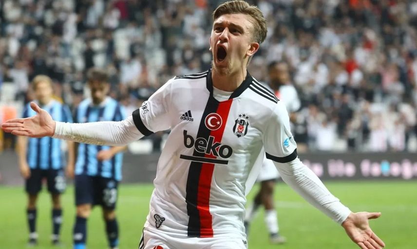 PERFORMANSI ALKIŞ ALIYOR!
