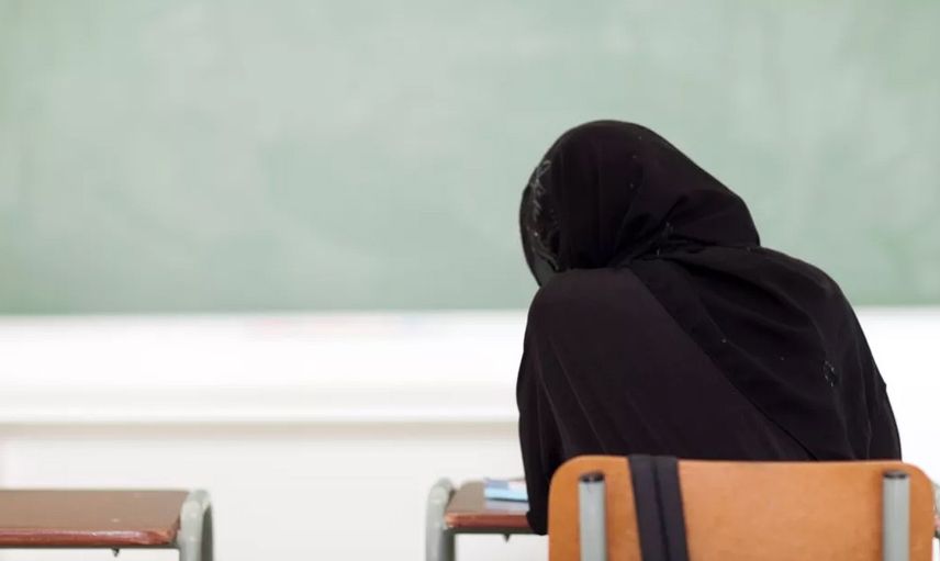 Sosyal medya bu görüntüleri konuşuyor: Müslüman kız öğrencilere penis dedirtmeye çalışan öğretmene tepkiler çığ gibi büyüyor