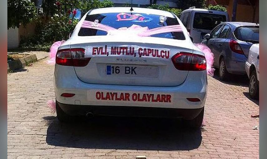Siz evlenmeyin diyeceğiniz saçma gelin arabası yazıları
