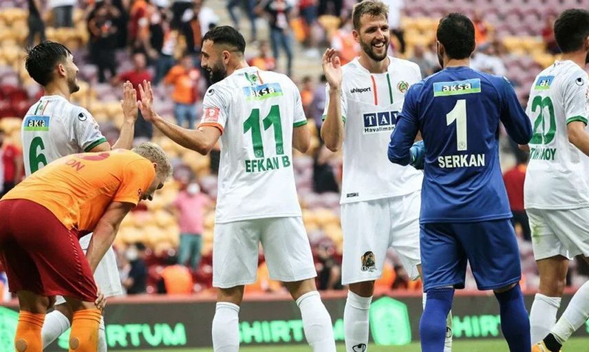 Galatasaraylı Fernando Muslera, Alanyaspor Maçının Ardından Serkan Kırıntılı'nın Üzerine Yürüdü!