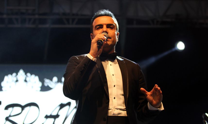 ÜNLÜ ŞARKICININ YENİ SEVGİLİSİ OLAY OLDU