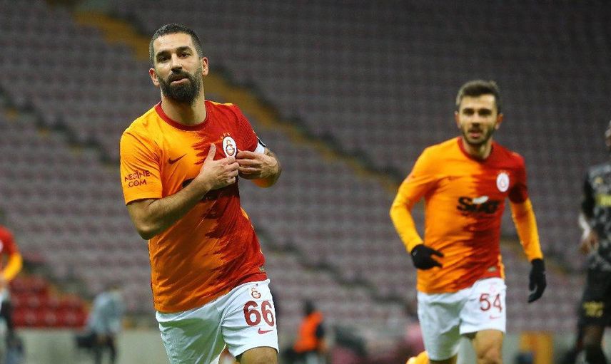 Galatasaray'da Kaptan Arda Turan Futbolu Bırakıyor!