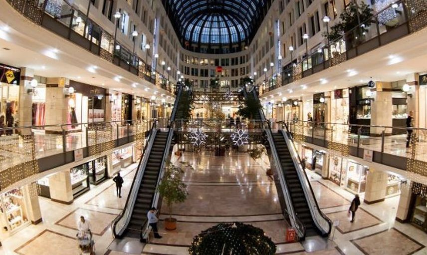 Alışveriş merkezinde ahlaksız hareket! yürüyen merdivenlere tutunup soyundular