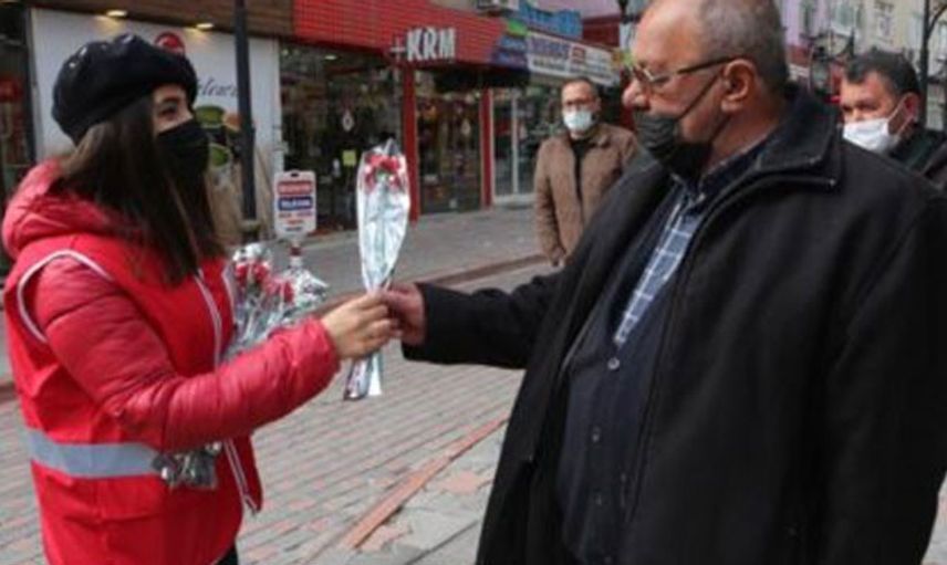 Kadın Cinayeti İşlenmeyen Şehirde Erkeklere Karanfil Dağıtıldı