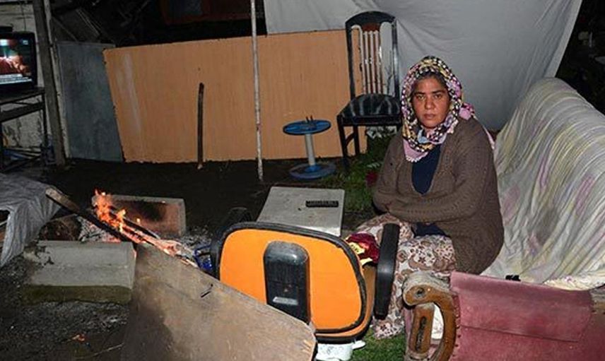 Evsiz kadın ünlü şarkıcının öz kardeşi çıktı!