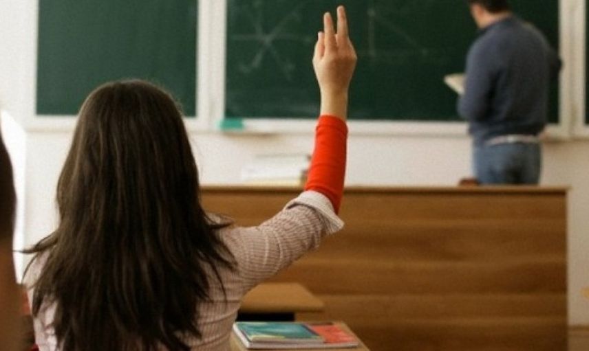 ABD'de bir öğretmen iki öğrencisiyle ilişkiye girdiği için tutuklandı