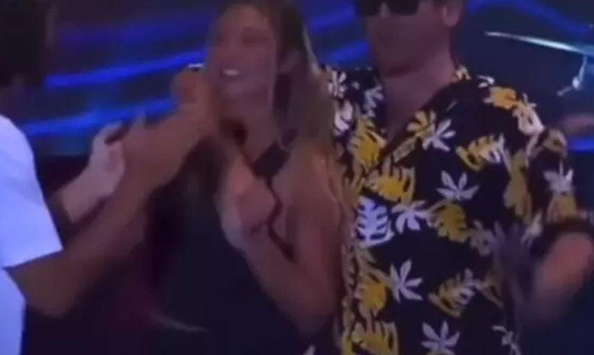 Survivor birleşme partisinde kıyamet kopacak: Aleyna Yunan şarkıcının el hareketinden rahatsız olunca...