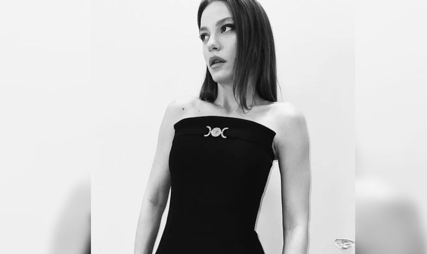 Aile'nin Devin'i Serenay Sarıkaya başını  örttü! Yeni tarzına ''Kızılcık Şerbeti'ne mi girecek?'' yorumları yağdı
