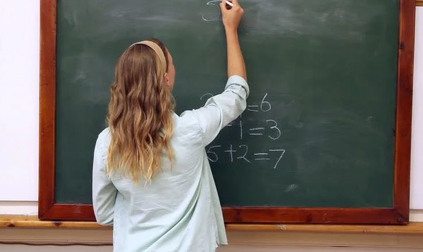 ABD'de bir öğretmen iki öğrencisiyle ilişkiye girdiği için tutuklandı