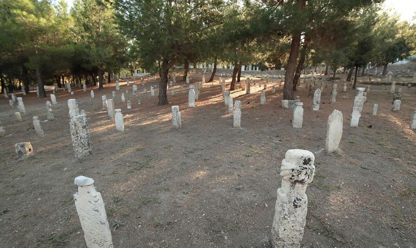 Annesinin mezarına kamera koydu ve gördükleri karşısında şok oldu!
