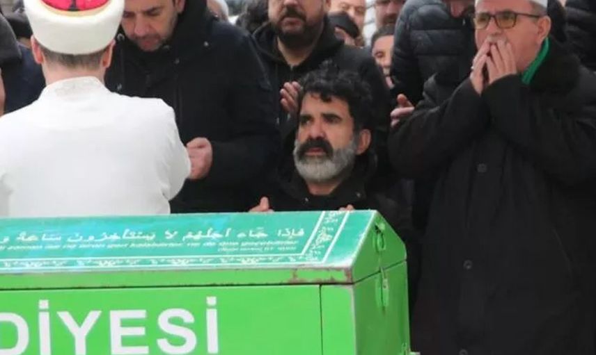 Çaycı Hüseyin'in zor anları! Annesini kaybeden Alpaslan Özmol cenazede fenalaştı