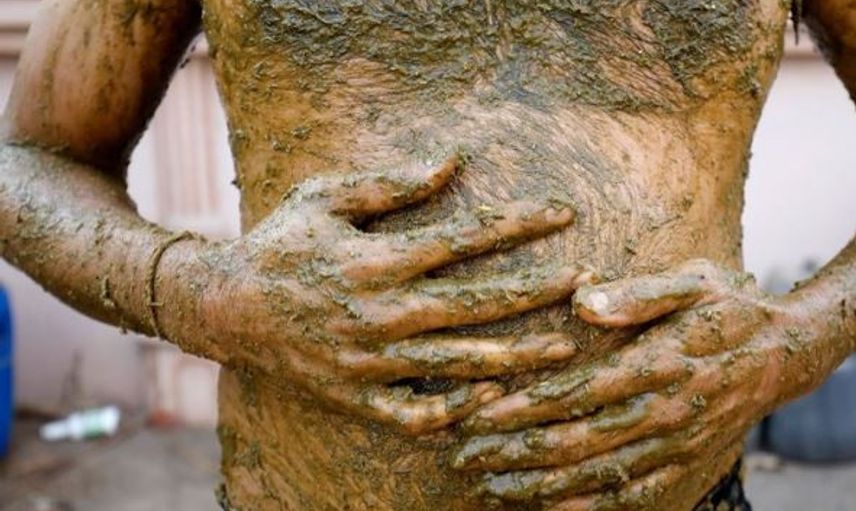 Hindistan'da Halk Kovid-19'a Karşı Tekrar Vücuduna İnek Dışkısı Sürmeye Başladı!