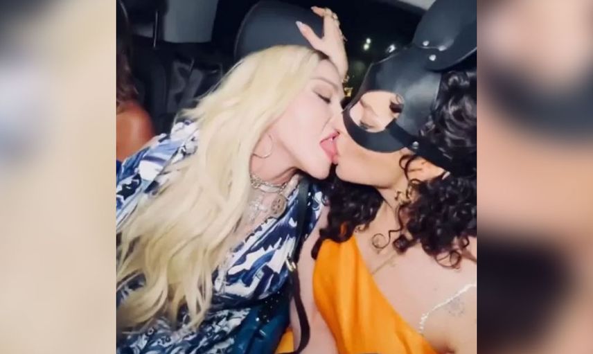 Dünyaca ünlü şarkıcı Madonna 64. yaş gününü kadın arkadaşlarıyla dudak dudağa kutladı!
