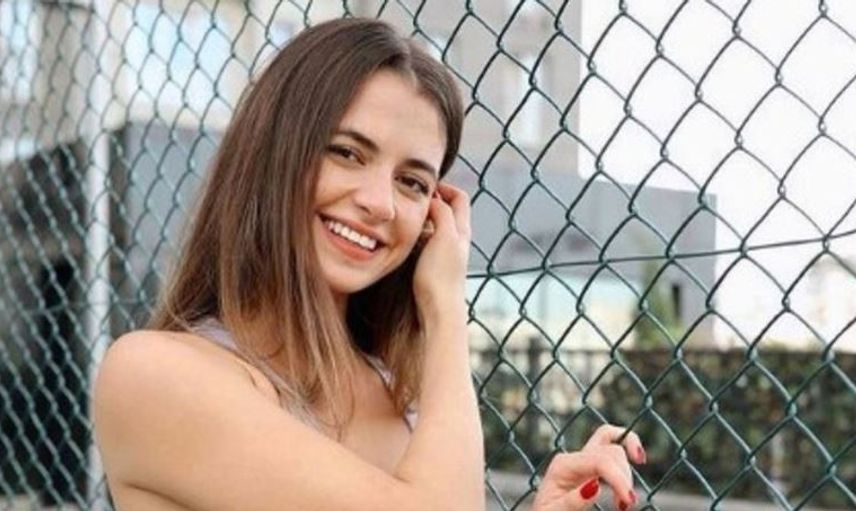 Survivor Aleyna Çalışkan'dan Kalça Dekoltesi