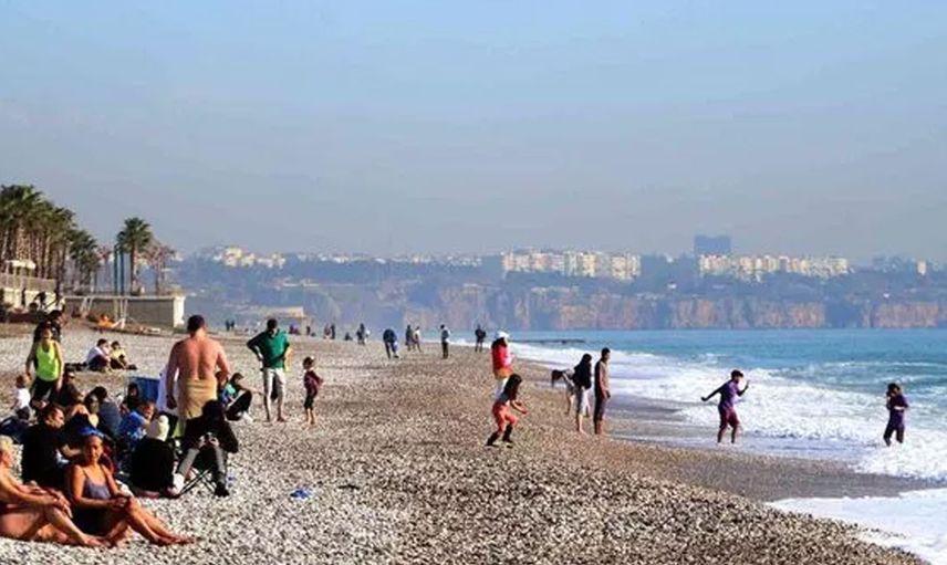 Antalya’da Kış Unutuldu: Denize Akın Ettiler