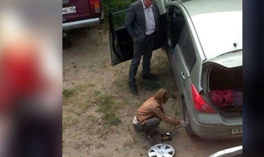Herkesin önünde genç kadını dövmekten beter etti