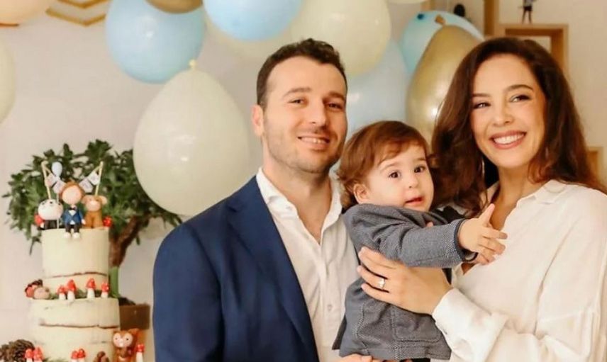 Azra Akın kimdir?