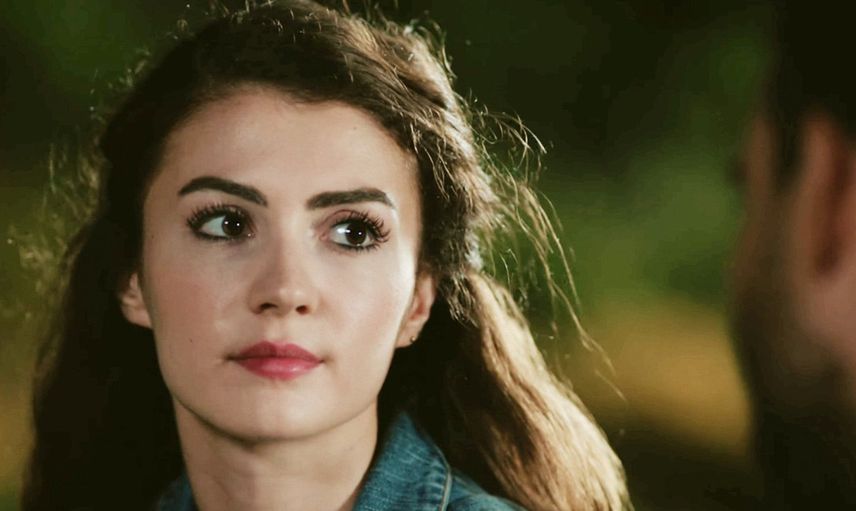 Burcu Özberk’in seksi tatil pozları ateş etmeye devam ediyor