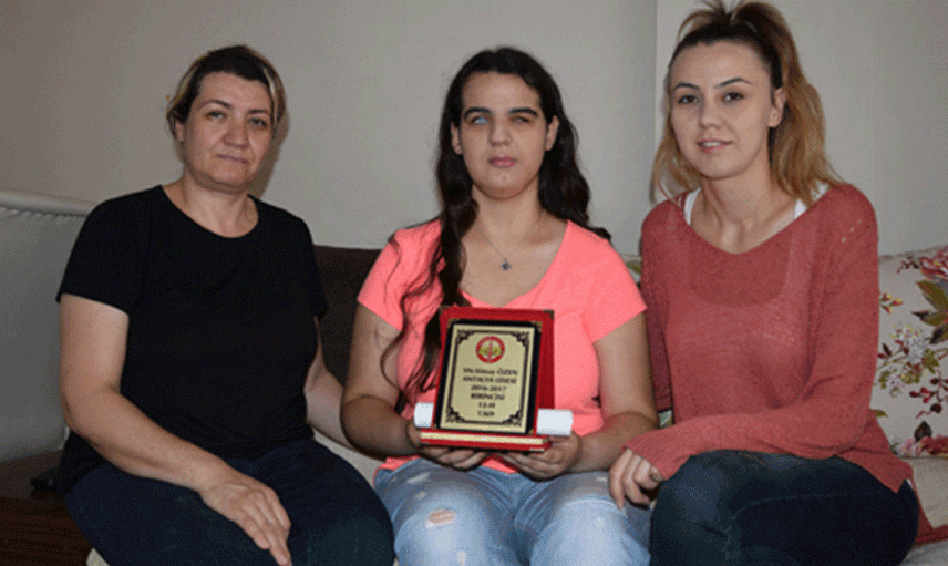Antalya'da Görme Engelli Kız Hukuk Fakültesinden Mezun Oldu