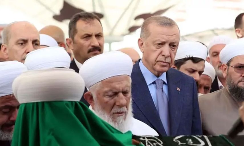 İsmailağa Cemaati lideri Mahmut Ustaosmanoğlu'nun tabutunun üzerindeki siyah örtünün sırrı ortaya çıktı!