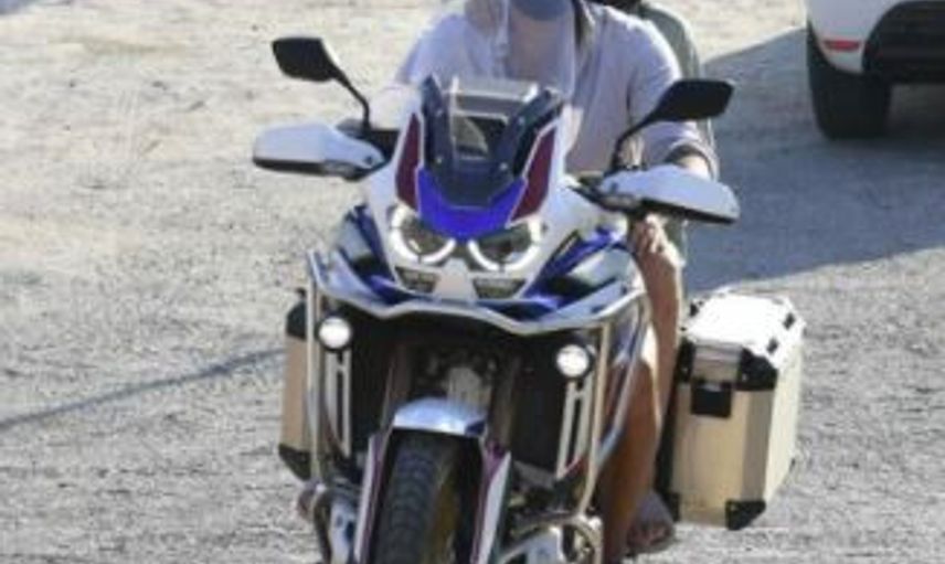 Burak Özçivit ve Fahriye Evcen Bodrum'da Motosiklet Turuna Çıktı!