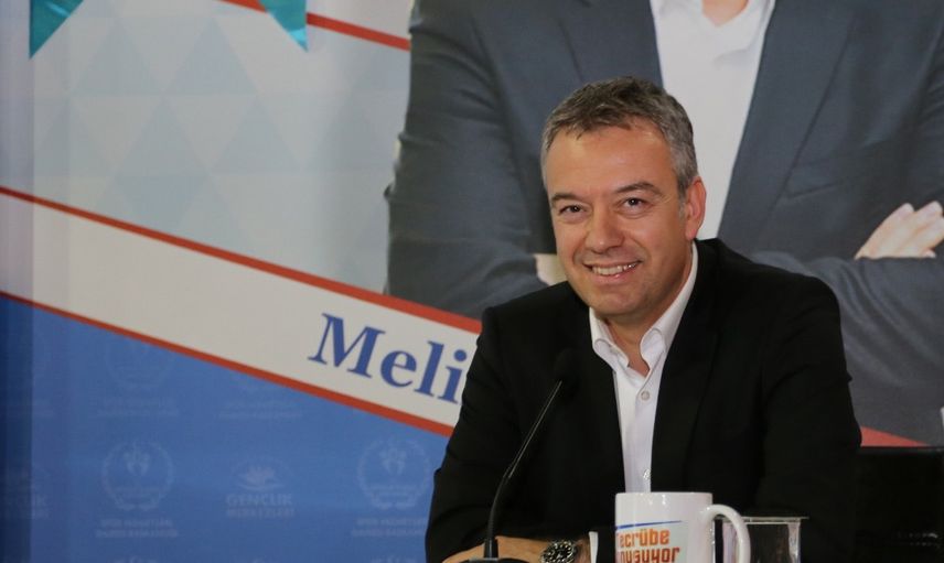 Melih Gümüşbıçak, Fenerbahçe Maçında Mesut Özil’i Eleştirince Taraftarlardan Büyük Tepki Topladı