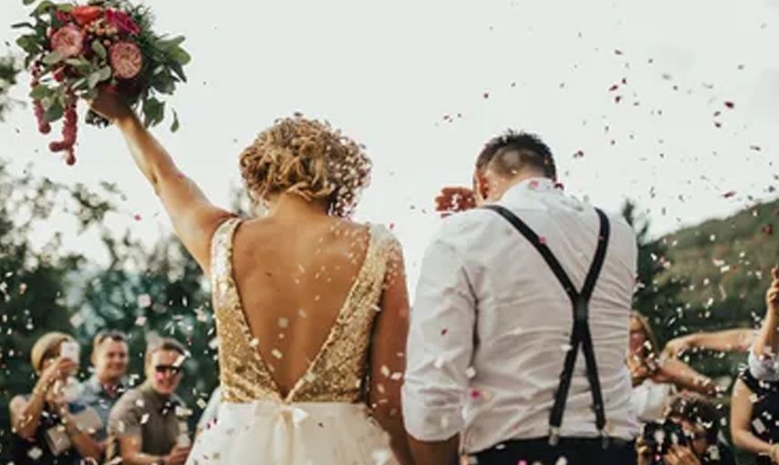 Damat ve gelinin odasına baskın yaptılar