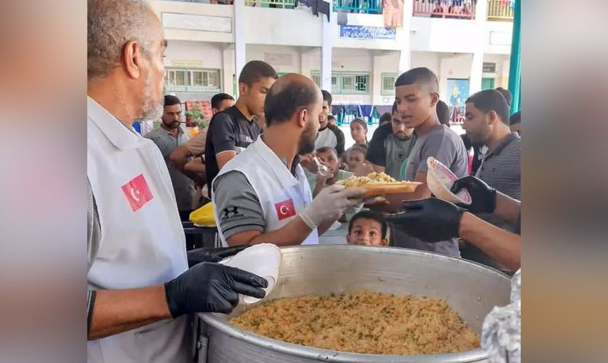 Gamze Özçelik’ten kalpleri ısıtan paylaşım: Gazze’deki sivillere sıcak yemek dağıttı