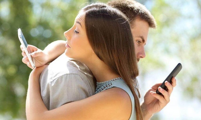 Sevgilisiyle otoparkta ilişkiye girdi o anları kocasına izletti
