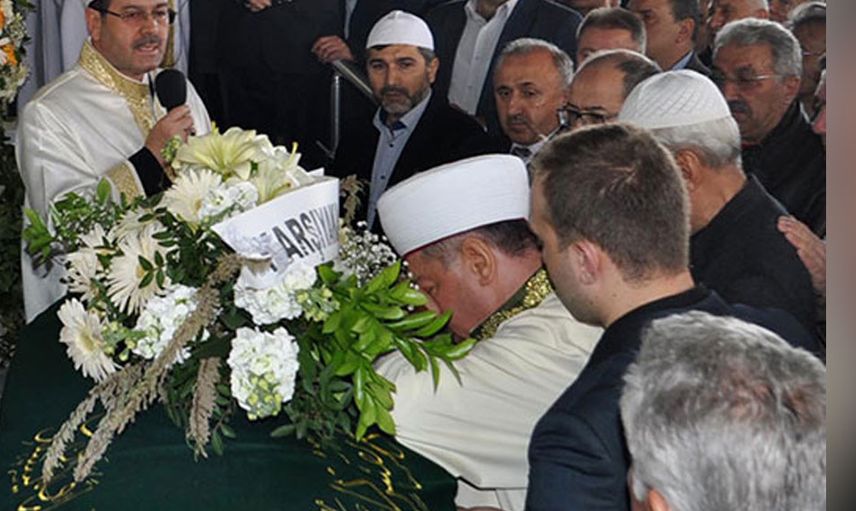 İmam cenazede öyle bir ağladı ki!