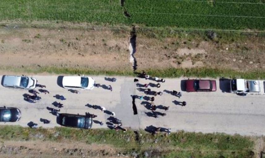 Afyon'da Tarım Arazilerinde Meydana Gelen 1 Kilometre Uzunluğundaki Yarıklar Herkesi Korkuttu